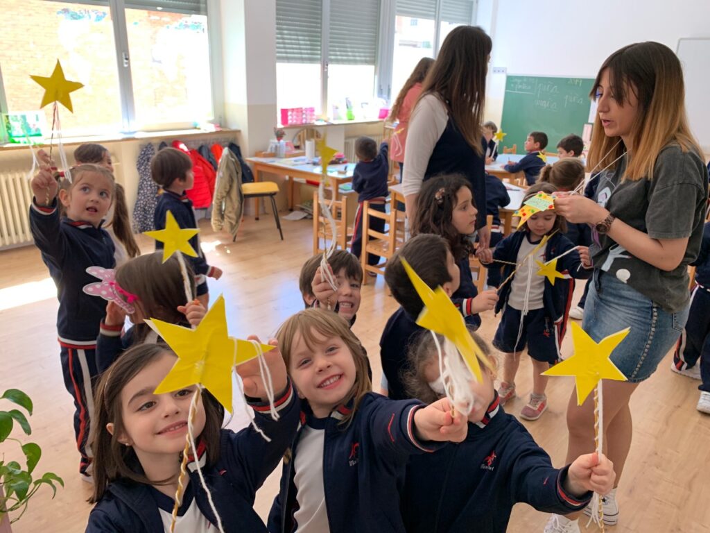Niños sosteniendo una estrella 