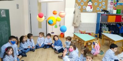 Niños con globos