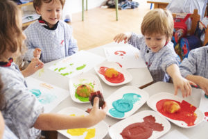 Niños pintando frutas