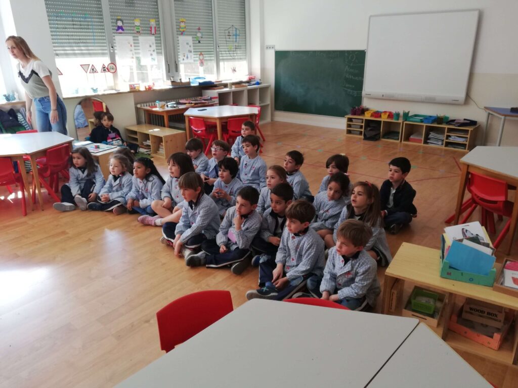 Niños esperando clase