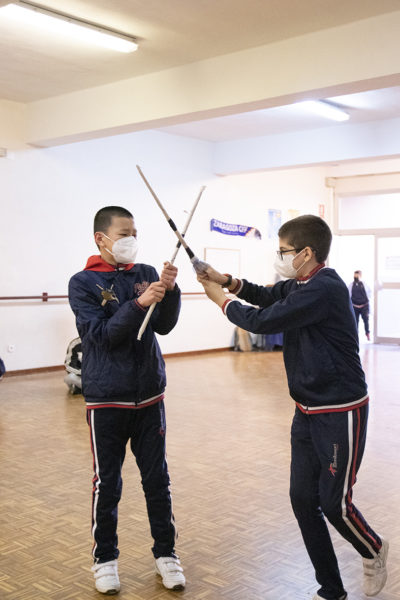 Alumno juega con espada con material reciclado